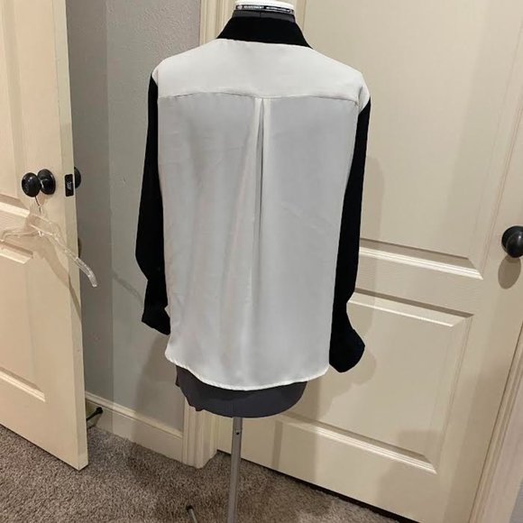 Peter Nygard Blouse, Petite Med., black white, cream great condition - Picture 2 of 2